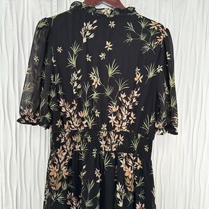 DR2 floral women’s dress mid leg. Size S comfortable to wear.